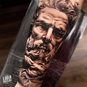 tatuaje_brazo_zeus_logiabarcelona_javier_arcia
